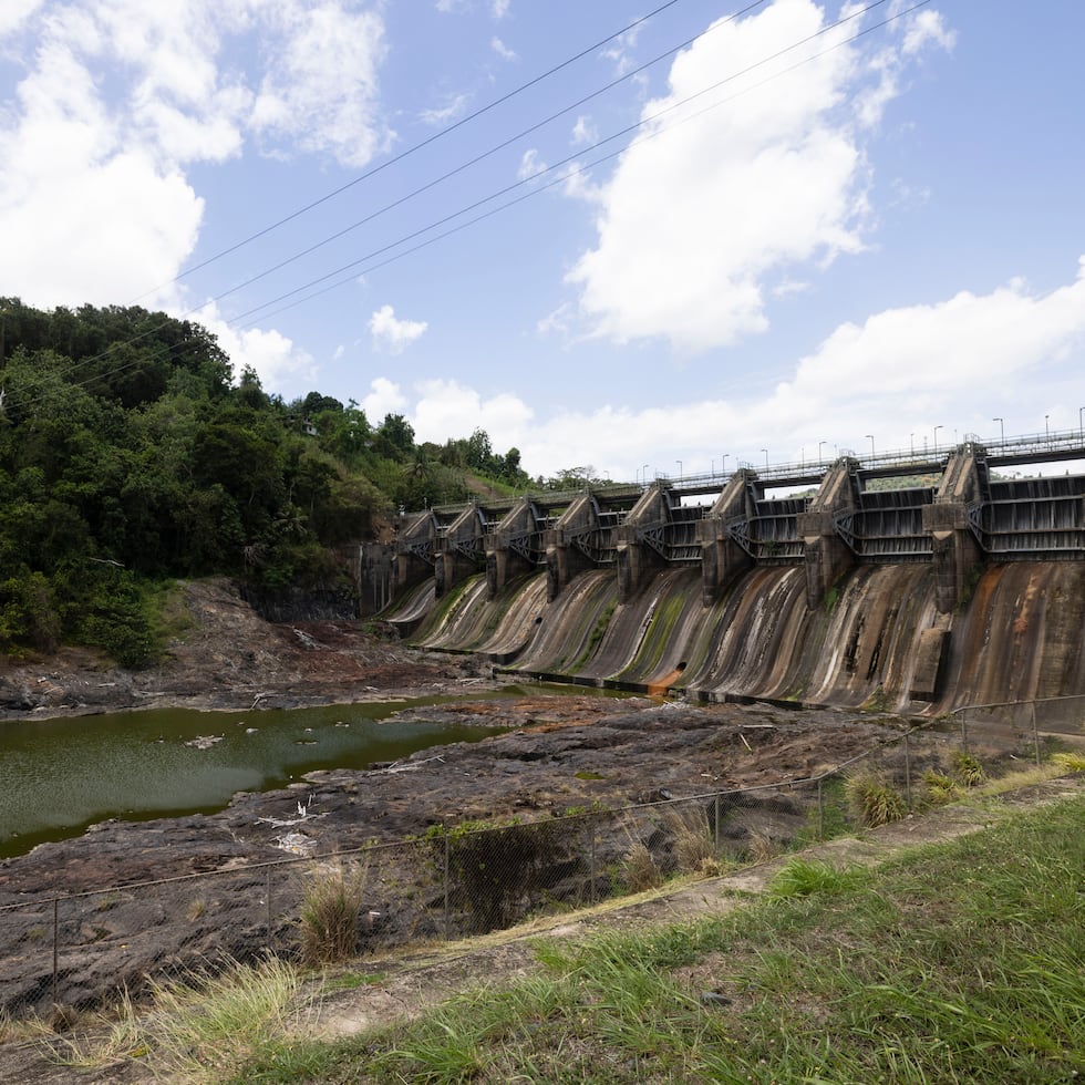 El embalse Carraízo, la fuente que suple a unos 180,000 abonados del área metropolitana y pueblos limítrofes, fue dragado para remover 2 millones cúbicos de sedimentos, restituyendo menos del 10% de su capacidad original.