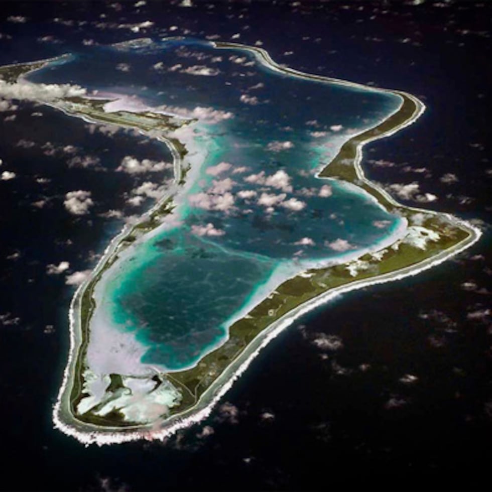 ARCHIVO - Esta imagen difundida por la Marina estadounidense muestra una vista aérea de Diego García.