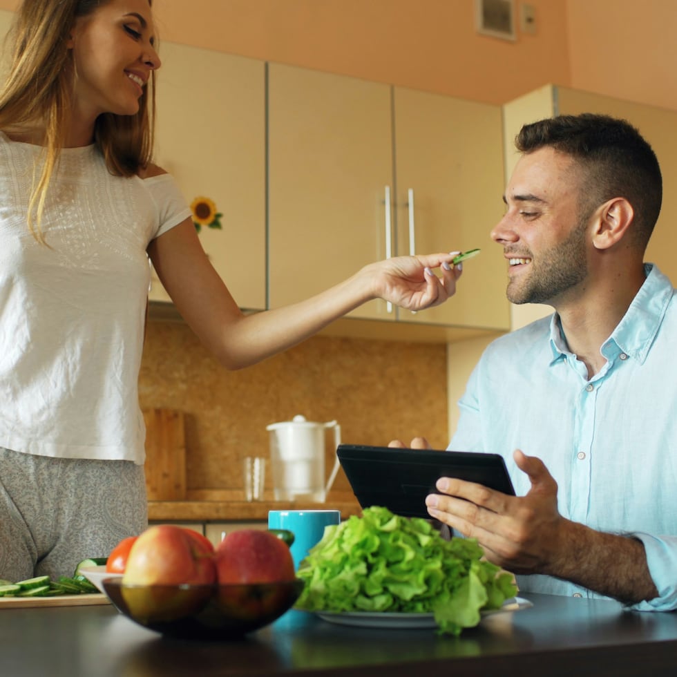 Las comidas previas a la cena se recomiendan que sean ricas en proteína y fibra, para estabilizar los niveles de glucosa, así como alternar cada copa de alcohol con un vaso de agua.