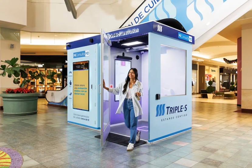 La cabina ubica cerca de la tienda JCPenney.