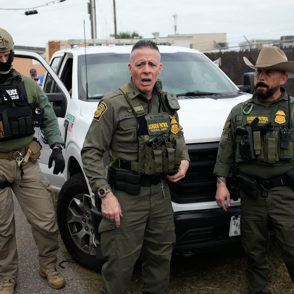 ARCHIVO - El comandante de la Patrulla Fronteriza, Gregory Bovino, habla con los medios en Kenner, Luisiana, 3 de diciembre de 2025.