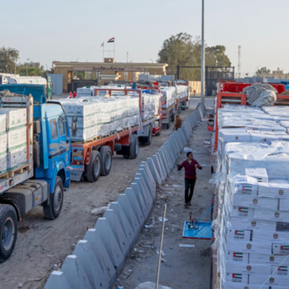 Camiones que transportan ayuda humanitaria hacen fila el domingo para entrar por la puerta egipcia del paso fronterizo de Rafah, en dirección a la inspección de las autoridades israelíes antes de entrar en la Franja de Gaza.