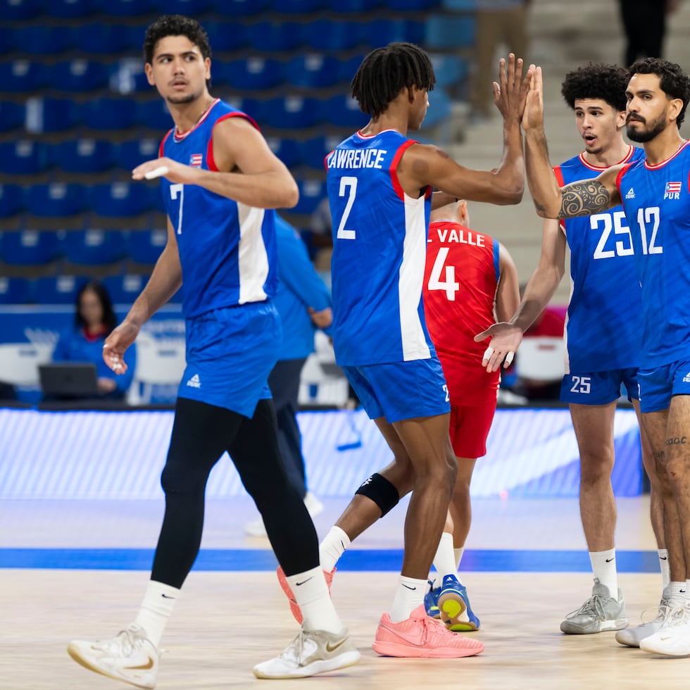 El Equipo Nacional en acción durante la competencia de voleibol masculino.