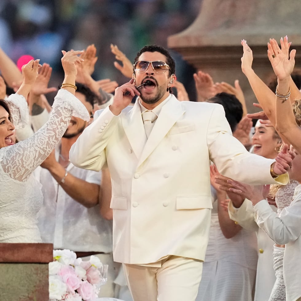 Bad Bunny hizo historia al presentarse como figura principal del medio tiempo en el Super Bowl 2026.