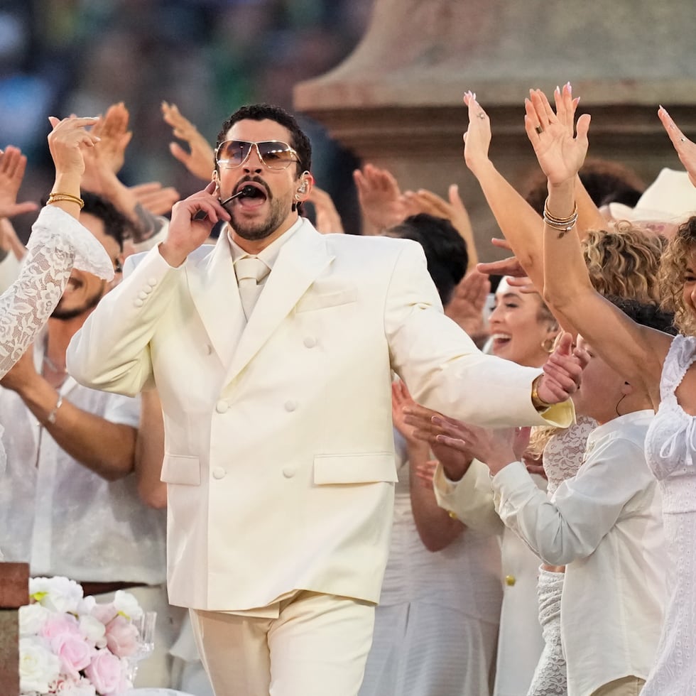 Grupos de Miami salen en defensa de Bad Bunny y rechazan las críticas de la congresista republicana María Elvira Salazar.