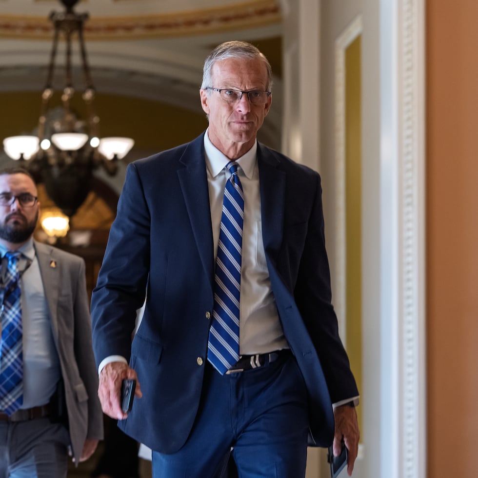 El líder de la mayoría del Senado de Estados Unidos, John Thune, camina desde la Cámara hacia su oficina en el Capitolio.
