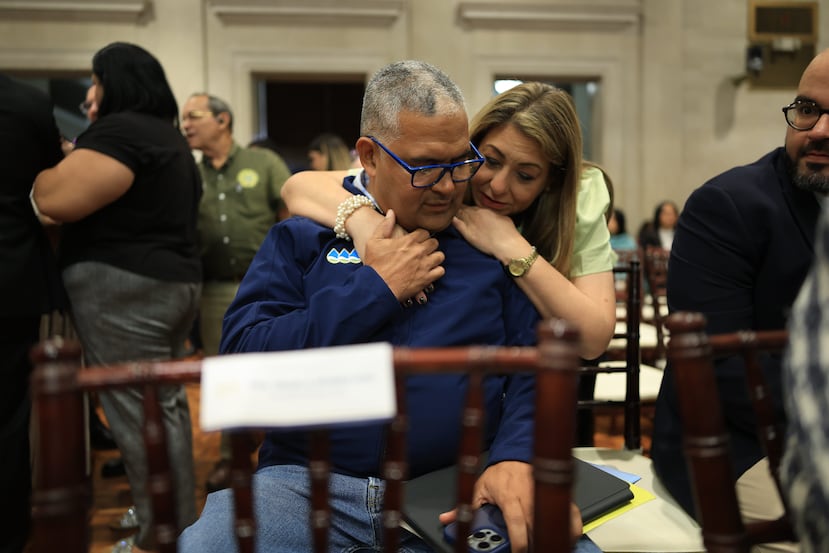 Entre los funcionarios presentes en al vista, estuvo Suzanne Roig Fuertes, secretaria de la Familia, quien, en la foto, abraza al titular de la AAA, Luis González Delgado.