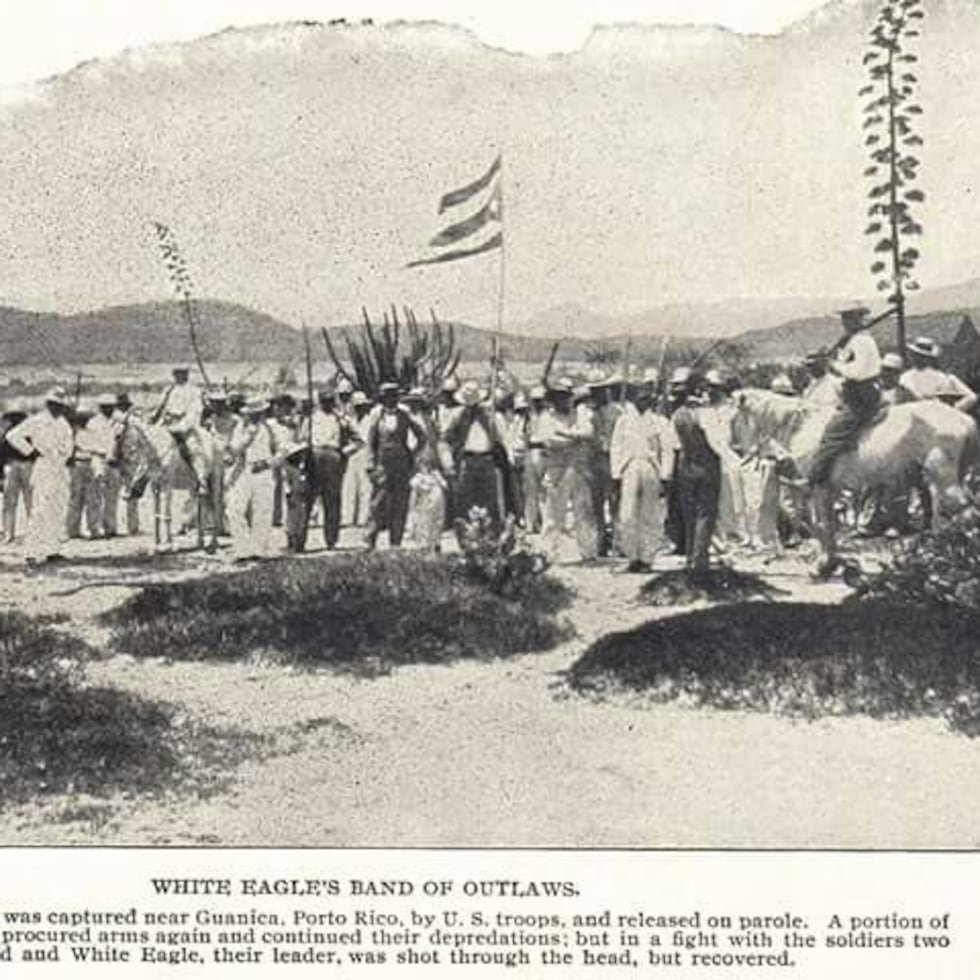 Grupo de nacionalistas en la intentona de Yauco de 1897, Águila Blanca a caballo, fusil al hombre, liderando al grupo rebelde. Fue la primera vez que la bandera de Puerto Rico fue hizada como estandarte nacional. Fotografía titulada "Águila Blanca y su banda de forajidos" tomada del libro "Our Islands and Their People", publicado por las Fuerzas Armadas de Estados Unidos.