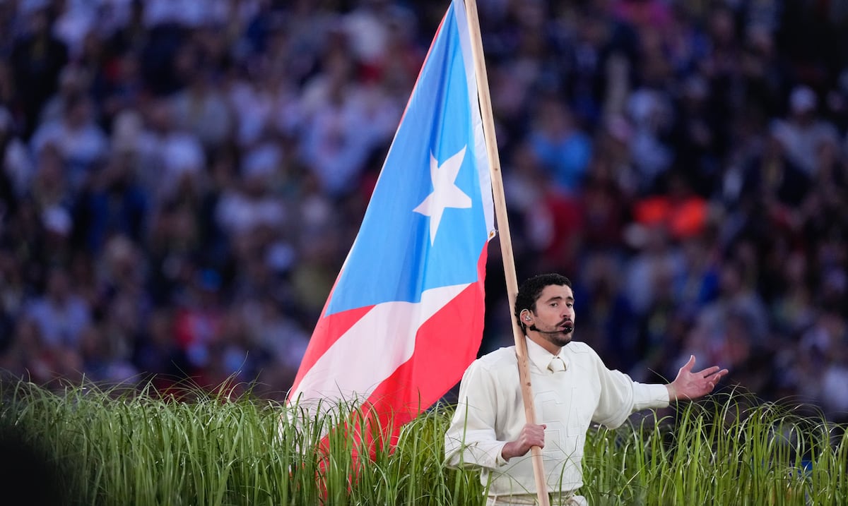 El espectáculo de Bad Bunny en el Super Bowl generó más de 2,300 quejas ante la FCC