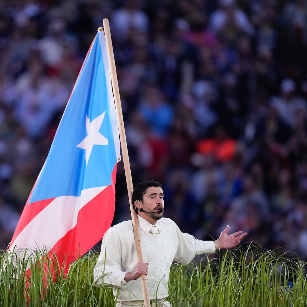 Bad Bunny provocó un terremoto político con su destacada presentación en el Super Bowl, que fue una afirmación de su identidad puertorriqueña, caribeña y latinoamericana.