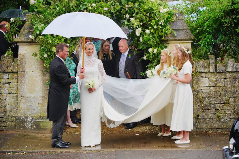 La novia Harriet Sperling y el novio Peter Phillips, acompañados por las damas de honor tras la ceremonia nupcial celebrada en la iglesia de All Saints, en Kemble, Gloucestershire (Inglaterra), el sábado 6 de junio de 2026.