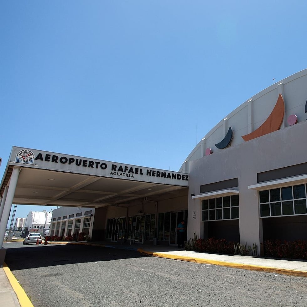 El aeropuerto Rafael Hernández está ubicado en la antigua base Ramey, en Aguadilla. (Archivo)