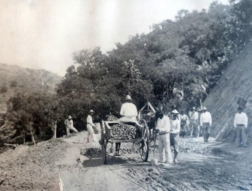 La Carretera Central, conocida hoy como la PR-1, comenzó a ser construida en 1846 y se completó en 1886.
