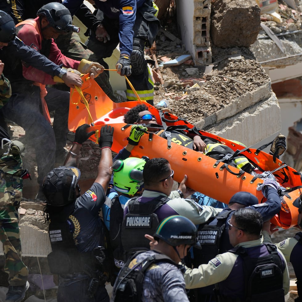 Los rescatistas sacan a Moisés Calzadilla, de 11 años, de entre los escombros tres días después de que los terremotos azotaran La Guaira, Venezuela.