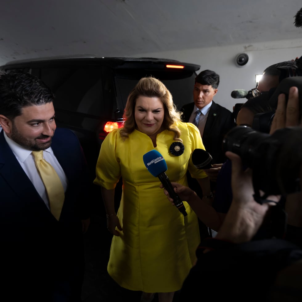 La gobernadora Jenniffer González a su llegada al Capitolio junto a su esposo, José Yovín Vargas.