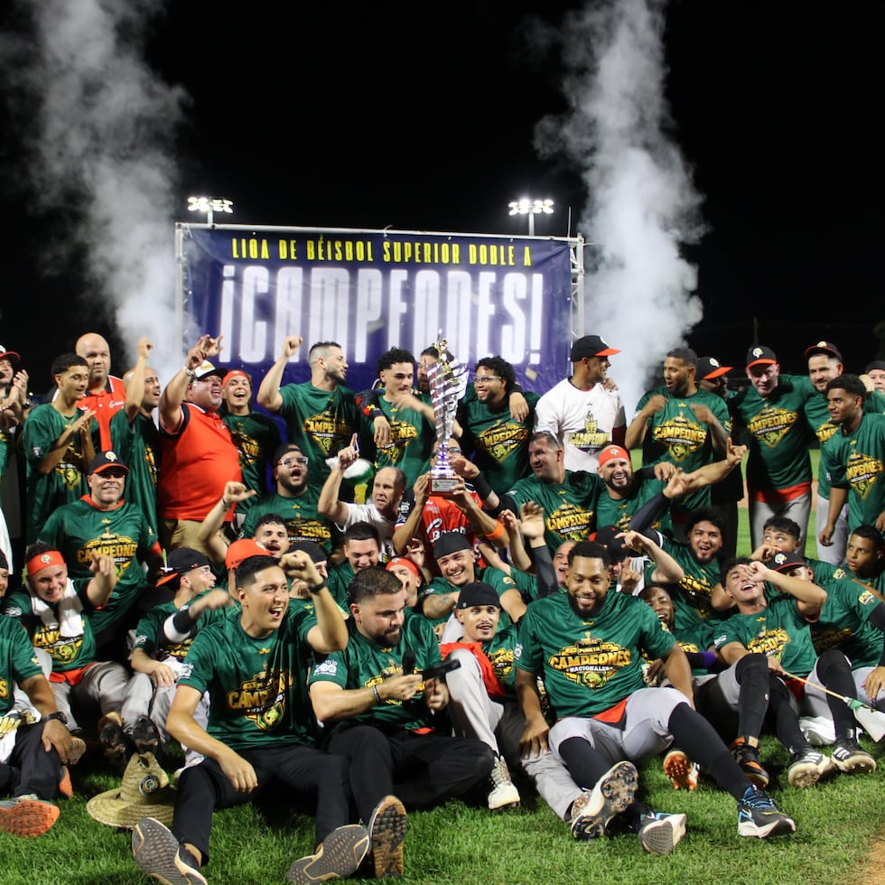 La novena de Comerío posa con el campeonato del Béisbol Superior Doble A.