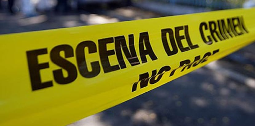 Agentes de la División de Homicidios del área policiaca de Arecibo se dirigen a la escena. (Archivo)