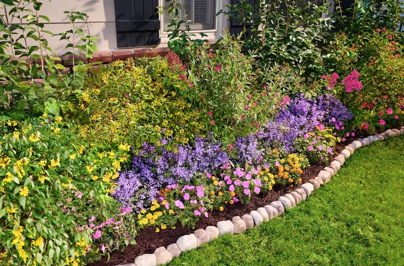 Al crear áreas de paisajismo, puedes mantillo ("mulch") ypiedras decorativas para estructurar el espacio.