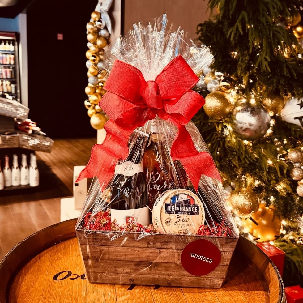 La Enoteca de Ballester Hermanos, tiene disponible un sinnúmero de canastas de regalo, ideales para esta temporada navideña.