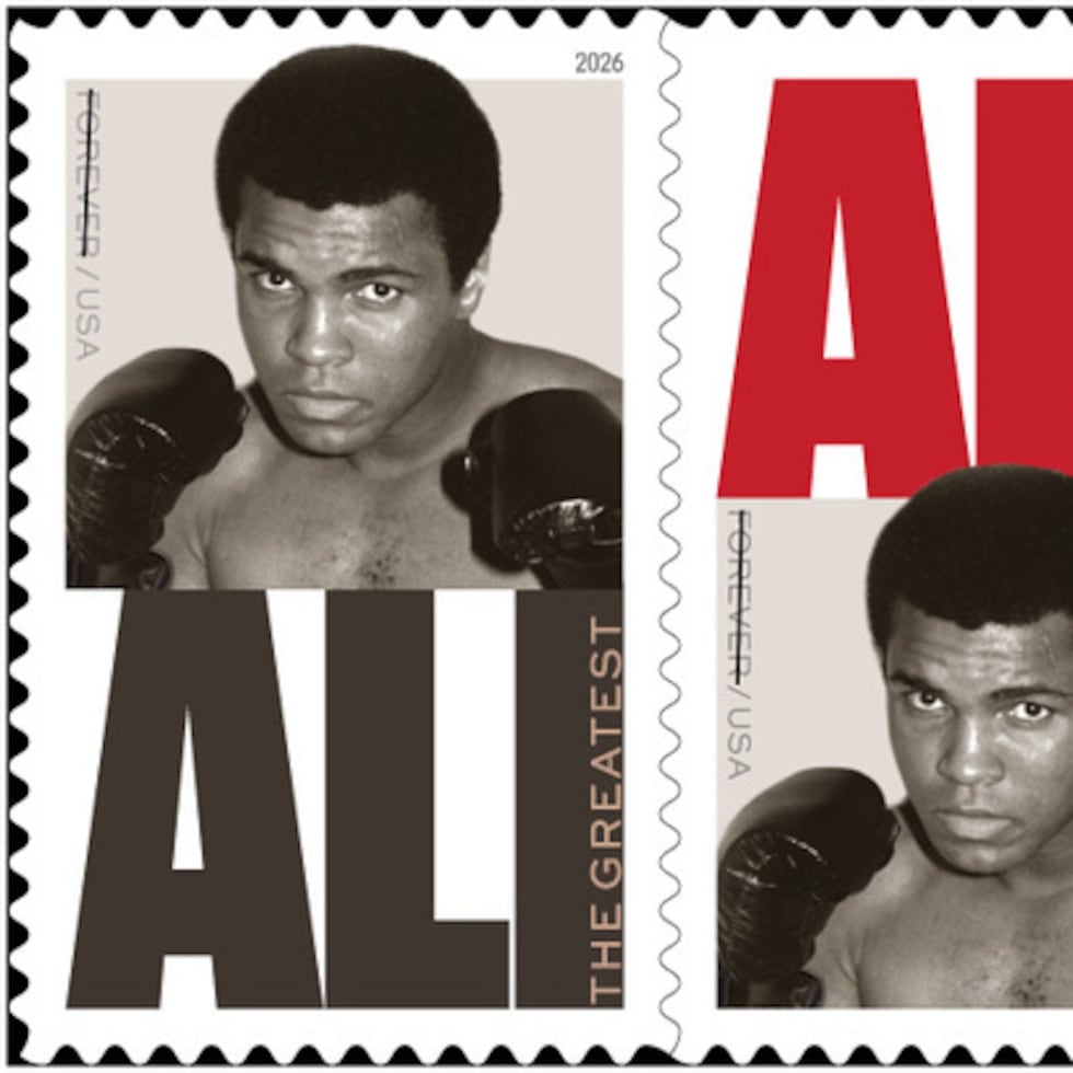 Esta imagen publicada por el Servicio Postal de Estados Unidos muestra un sello conmemorativo de Muhammad Ali con una foto de Ali tomada por Associated Press en 1974.