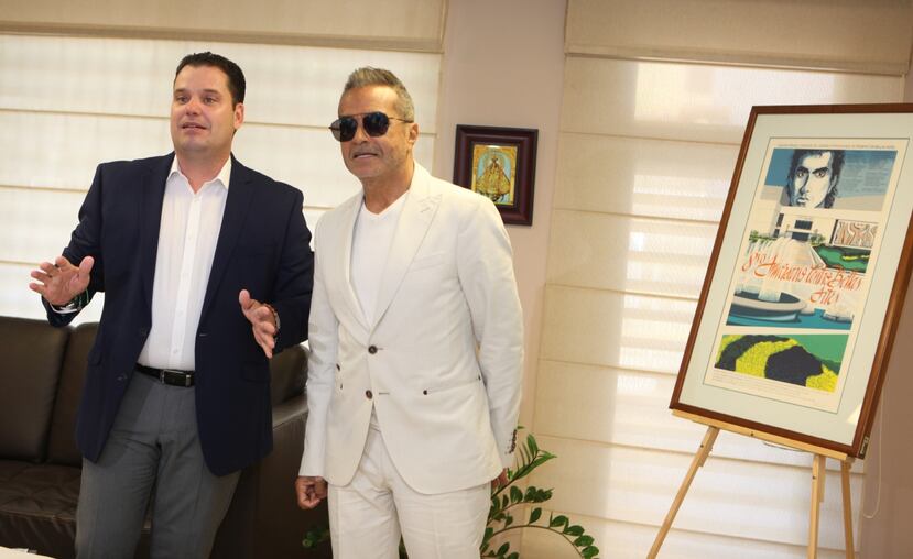 Jetppeht Pérez de Corcho Morgado junto con Wilkins. El cantautor fue el primer artista de música popular en presentarse en el CBA en 1981.