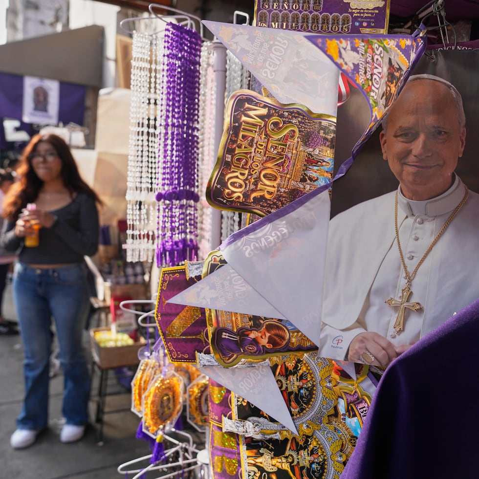 Un cartel del papa León XIV está a la venta en las afueras del Santuario y Monasterio de Las Nazarenas, en Lima, Perú.