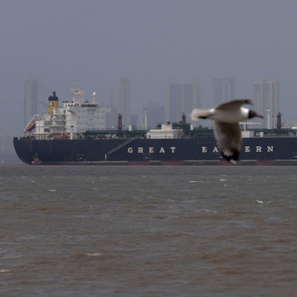 El buque de transporte de gas licuado de petróleo Jag Vasant, de bandera india, es visto en el puerto de Mumbai, India, tras su llegada al Estrecho de Ormuz.