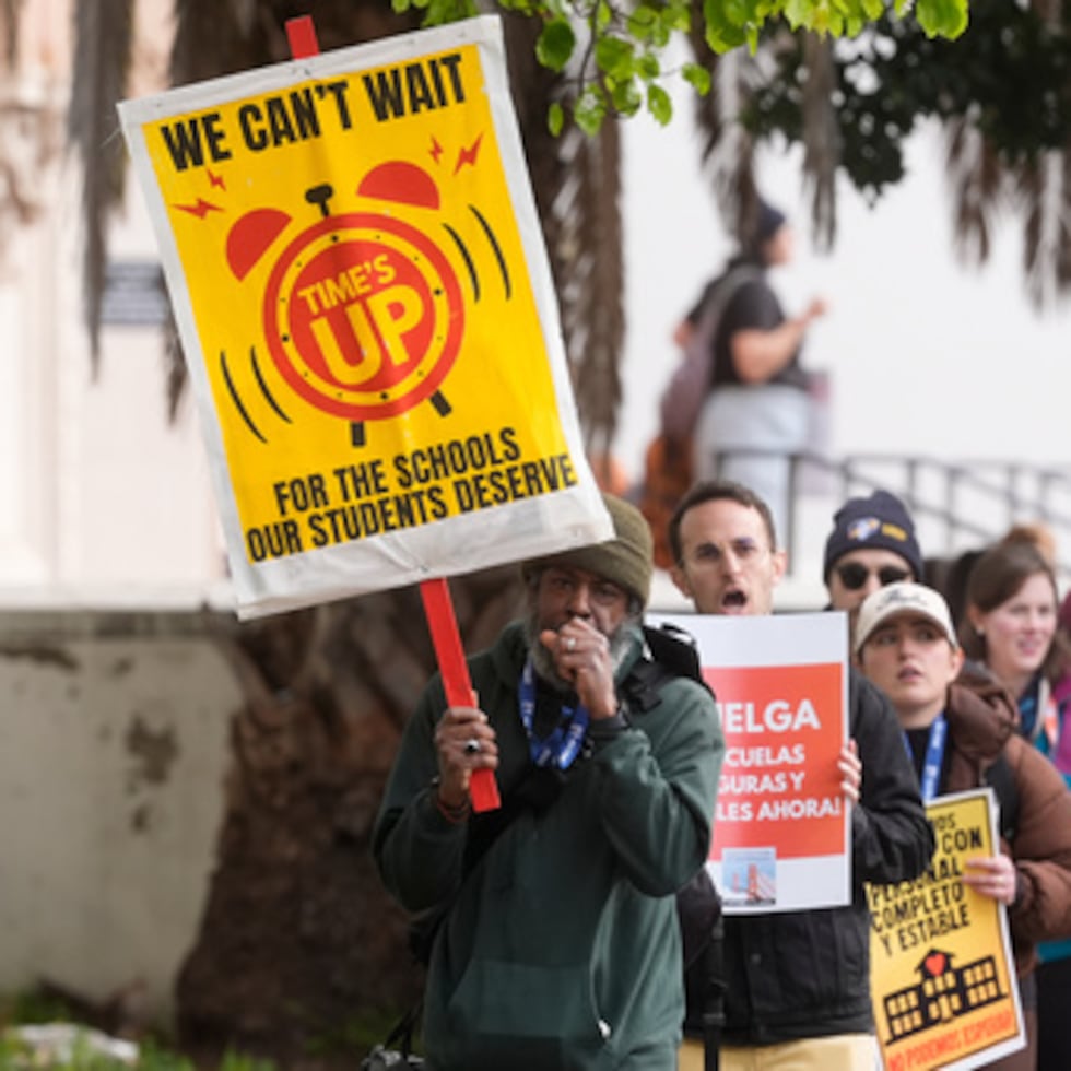 Profesores, estudiantes y simpatizantes participaban en un piquete, el lunes, frente a la Mission High School en San Francisco.