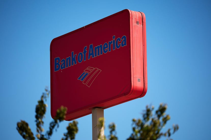 Fotografía de archivo del 2 de octubre de 2024 que muestra un cartel de Bank of America en Los Ángeles (EE.UU.). Bank of America anunció este el aumento de su salario mínimo por hora a 25 dólares para sus empleados a tiempo parcial y tiempo completo en Estados Unidos. EFE/EPA/ALLISON DINNER /ARCHIVO