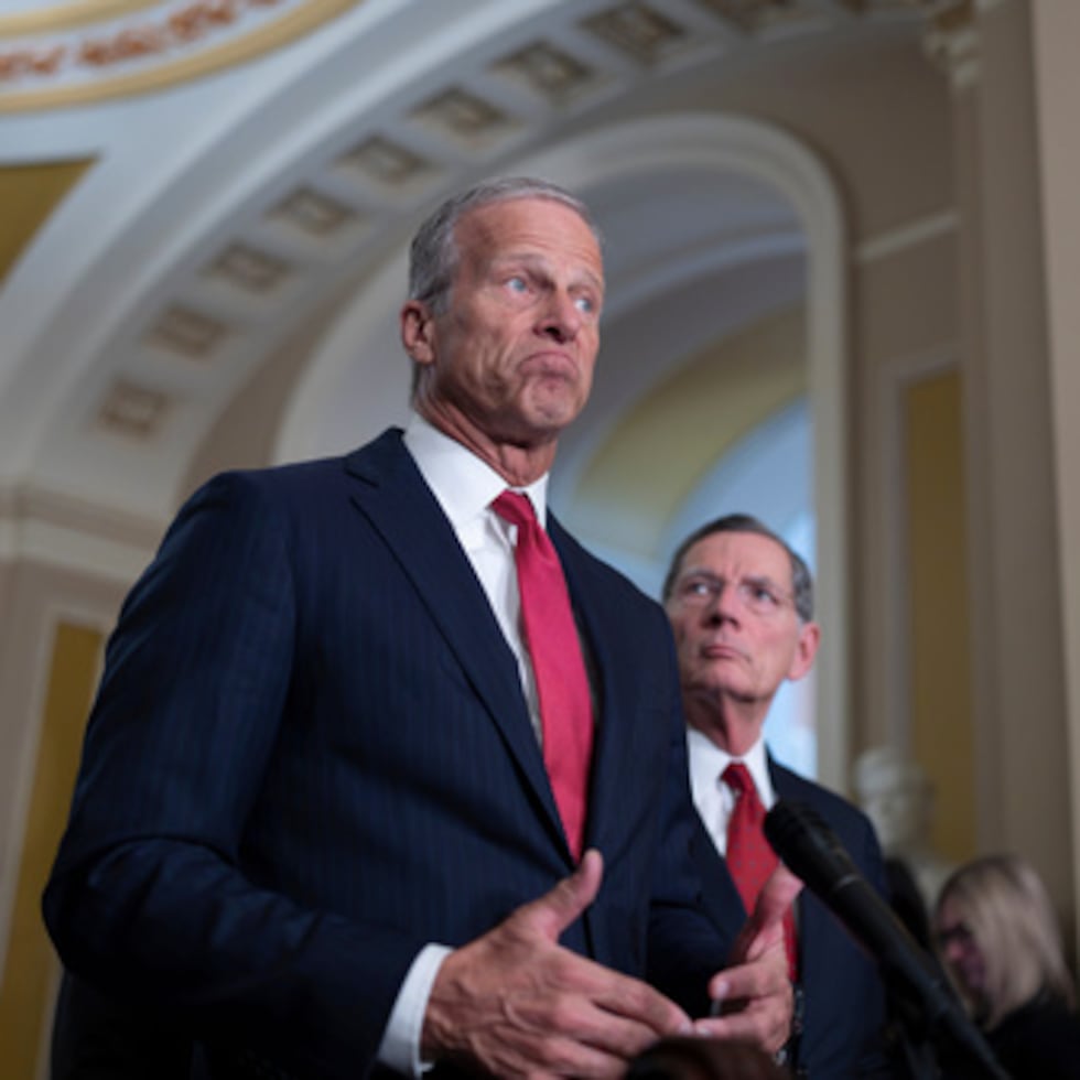 El líder de la mayoría del Senado, John Thune, republicano por Dakota del Sur, flanqueado por el senador Tom Cotton, republicano por Arkansas, a la izquierda, y el senador John Barrasso, republicano por Wyoming, habla con los periodistas tras una reunión del partido a puerta cerrada, en el Capitolio.