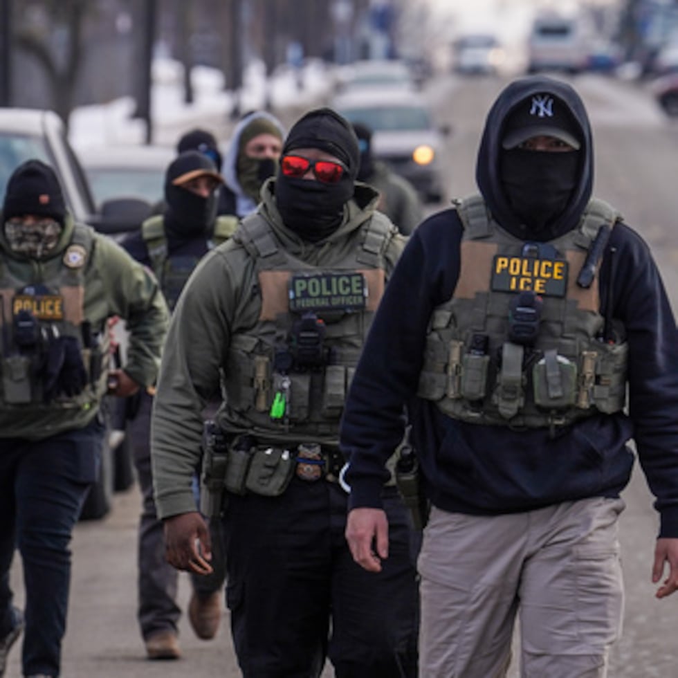 En el pasado, las autoridades de inmigración han utilizado a veces disfraces y otros engaños, que denominan artimañas, para entrar en los domicilios sin una orden judicial.