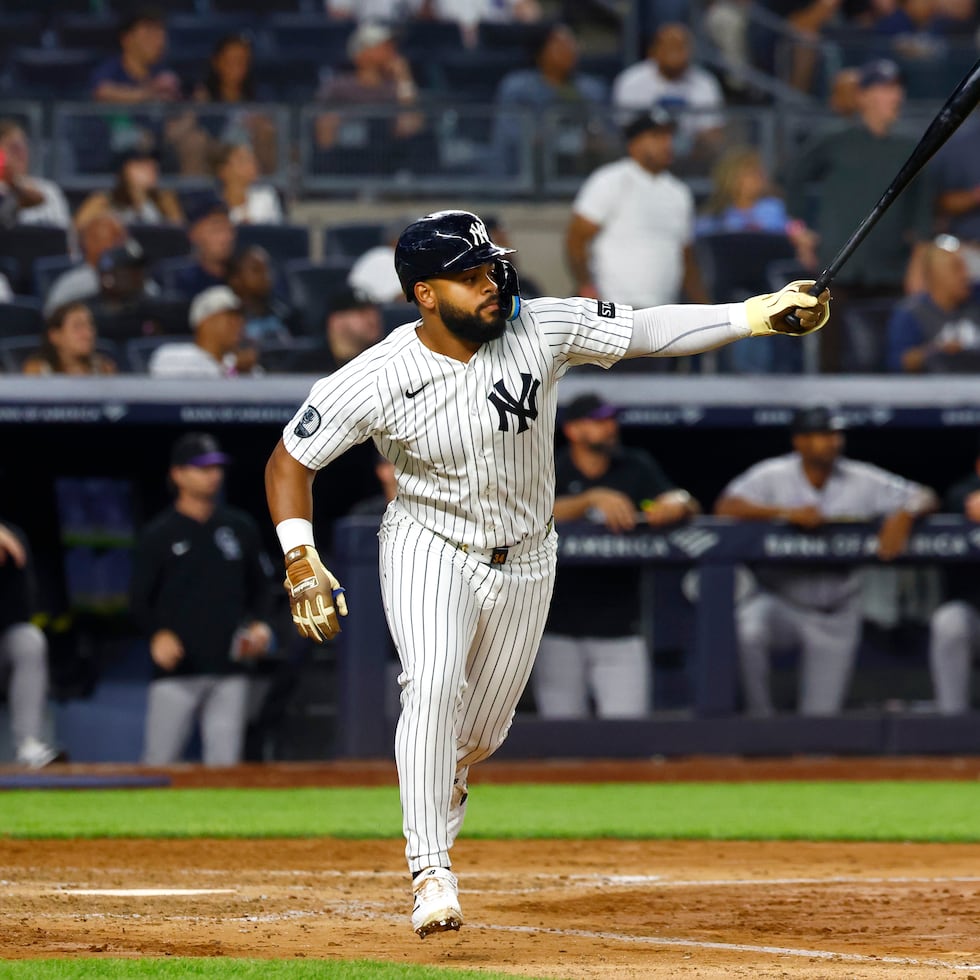 Heliot Ramos observa su jonrón de tres carreras en la octava entrada.