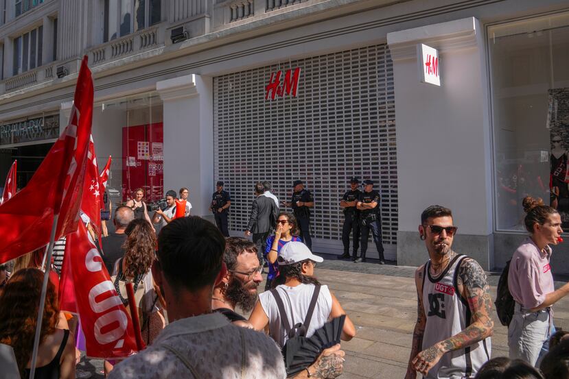 Trabajadores de H&M protestan ante una tienda cerrada de H&M en Madrid, España, el lunes 26 de junio de 2023 para reclamar mejores condiciones de trabajo.