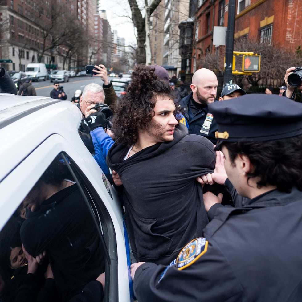 La policía detiene a Emir Balat luego que intentó detonar un artefacto explosivo durante una protesta en Nueva York el 7 de marzo del 2026.