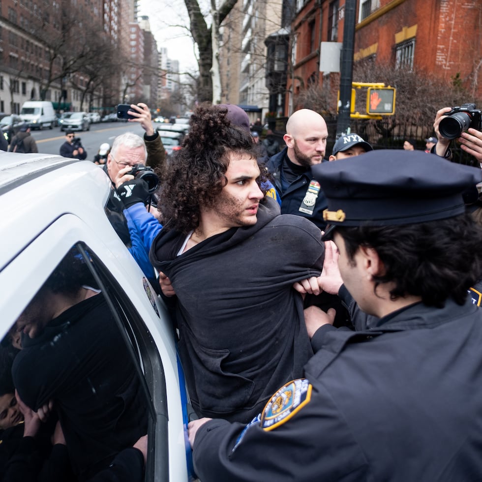 La policía detiene a Emir Balat luego que intentó detonar un artefacto explosivo durante una protesta en Nueva York.