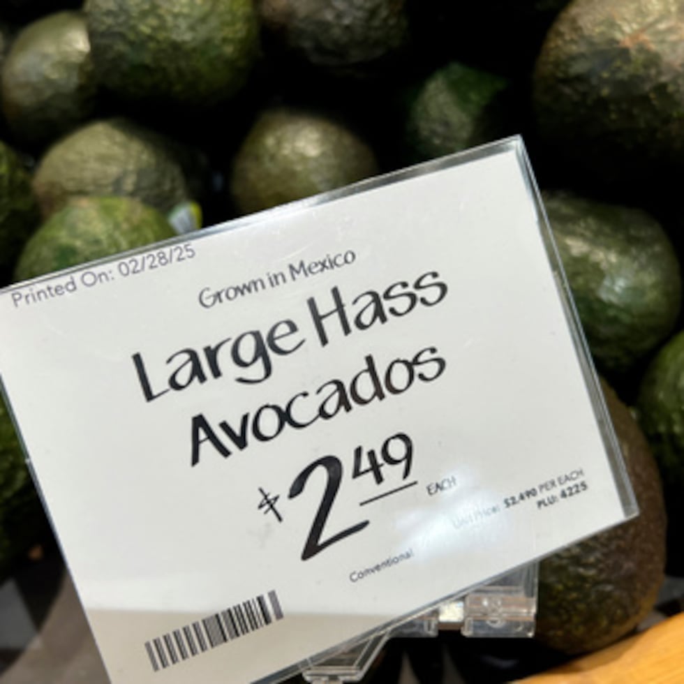 Aguacates importados de México, a la venta en un supermercado de Miami mientras Estados Unidos impone un arancel de 25% a los bienes importados de Canadá y México, iniciando una guerra comercial con sus vecinos y aliados más cercanos.