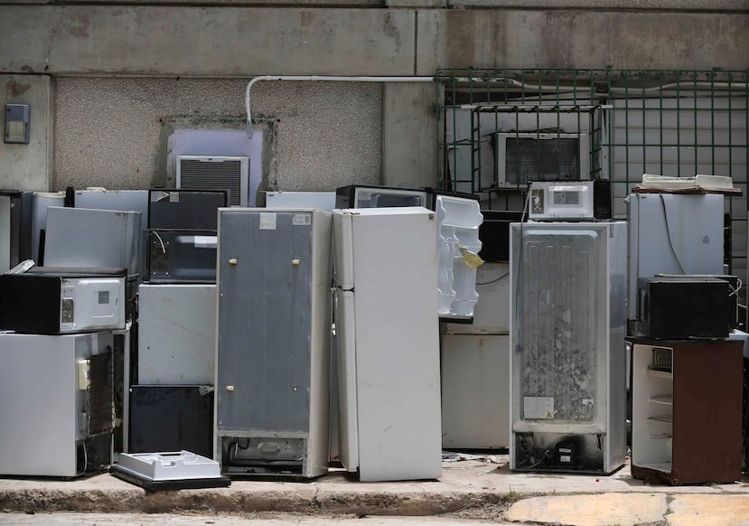 Neveras y enseres eléctricos por decomisar que no se han podido remover por falta de presupuesto para hacerlo