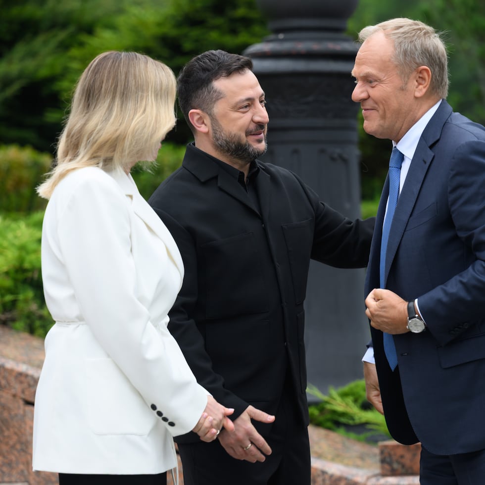 El primer ministro polaco Donald Tusk, derecha, es recibido por el presidente ucraniano Volodymyr Zelensky, centro, y su esposa, Olena Zelenska.