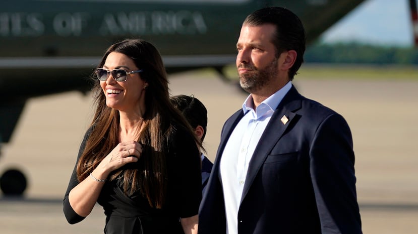 Donald Trump Jr. camina junto a su novia Kimberly Guilfoyle. (AP)