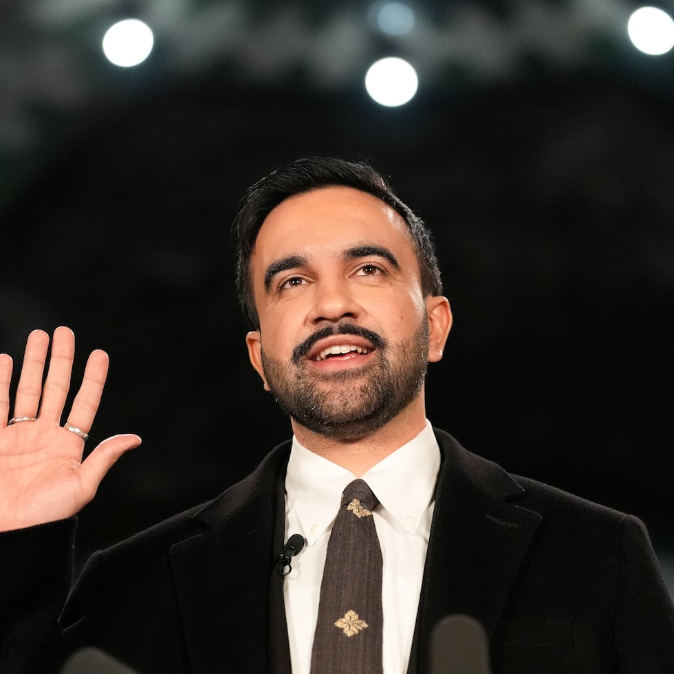 Zohran Mamdani se convirtió en alcalde de la ciudad de Nueva York justo después de la medianoche del jueves, tomando el juramento del cargo en una histórica estación de metro fuera de servicio en Manhattan.