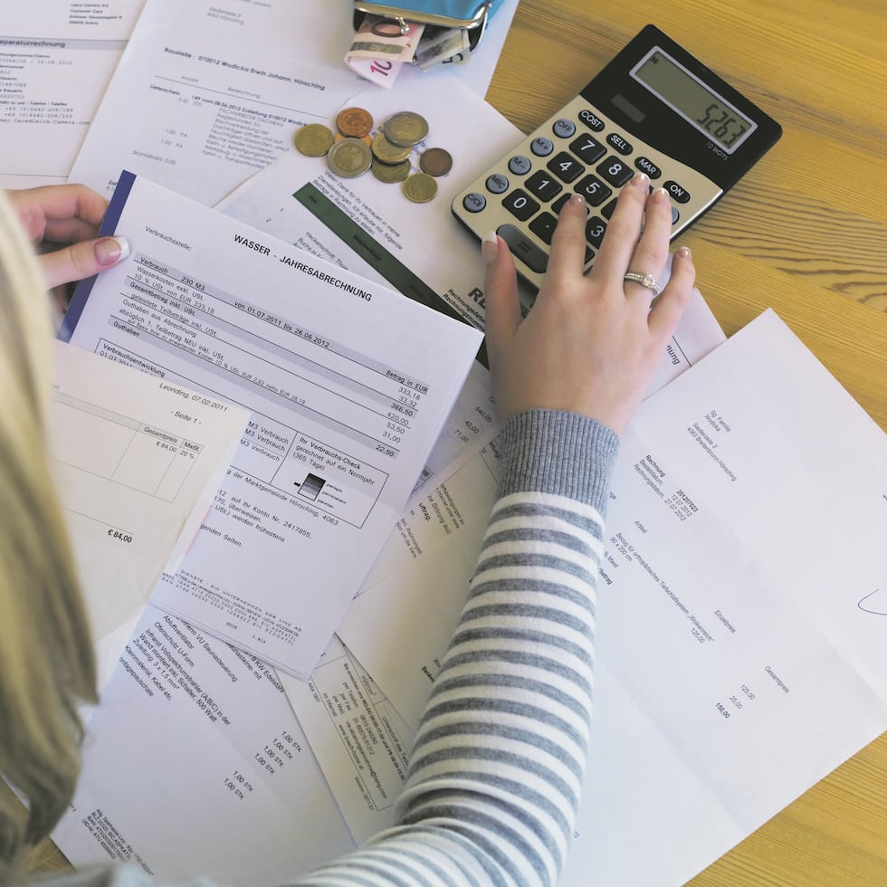 En los negocios es muy común ver que usen la misma tarjeta y/o cuenta, tanto para comprar el inventario del negocio como para las compras de la casa, señala Araujo.