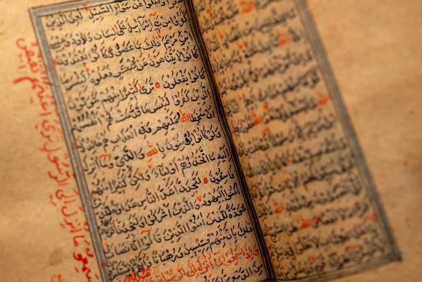 Esta foto, proporcionada por la Biblioteca Pública de Nueva York, muestra el Corán de Schomburg el 16 de diciembre de 2025 en Nueva York. (Jonathan Blanc/Biblioteca Pública de Nueva York vía AP)