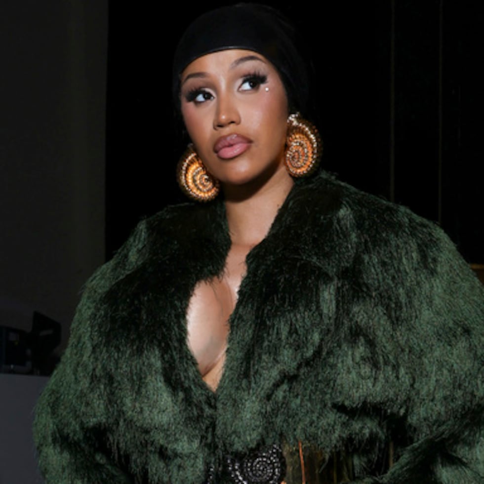 Cardi B deslumbra en París en el desfile de Balmain.
