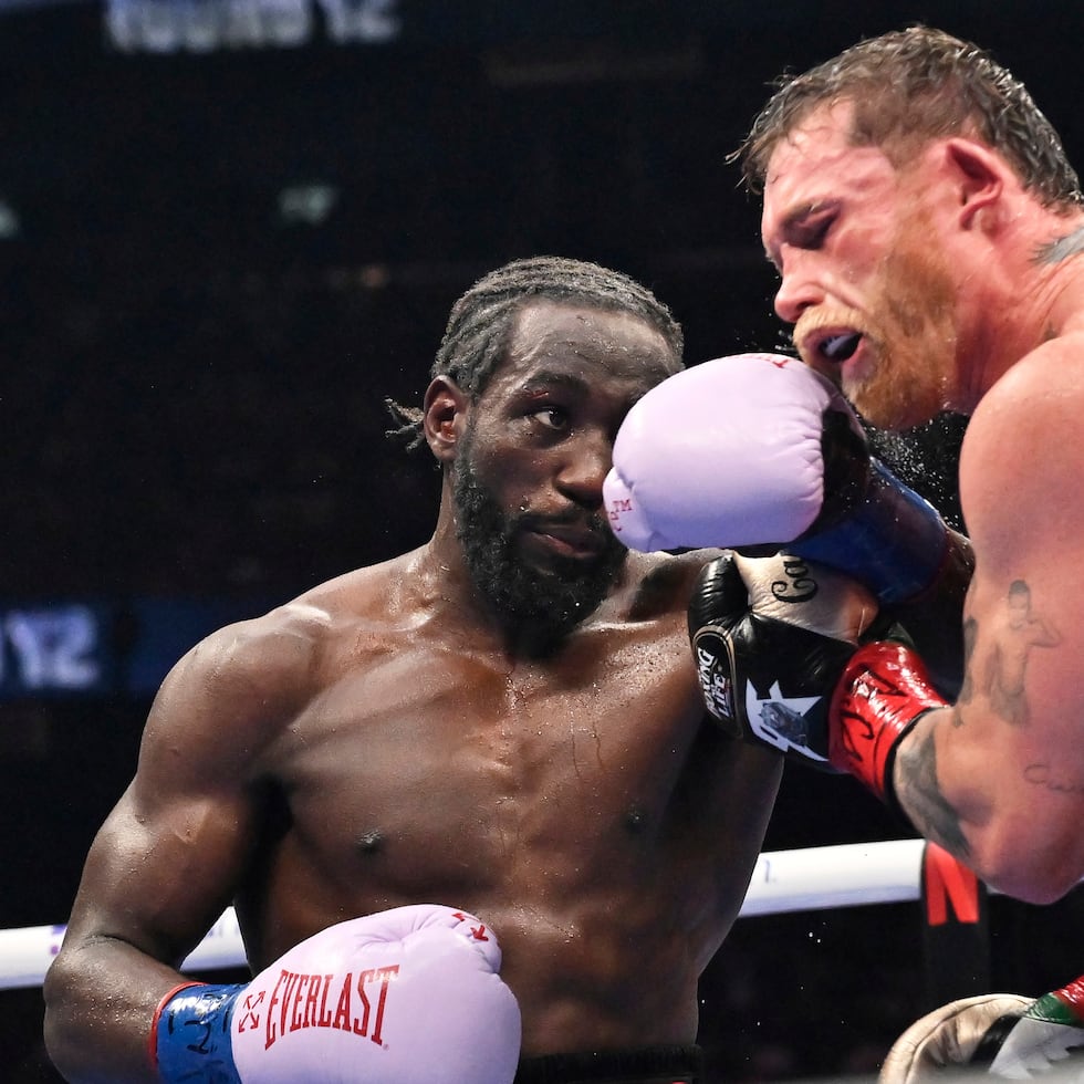 Terence Crawford (a la izquierda) conecta un golpe a Canelo Álvarez durante el combate por el campeonato indiscutido supermediano, celebrado en Las Vegas el 13 de septiembre.