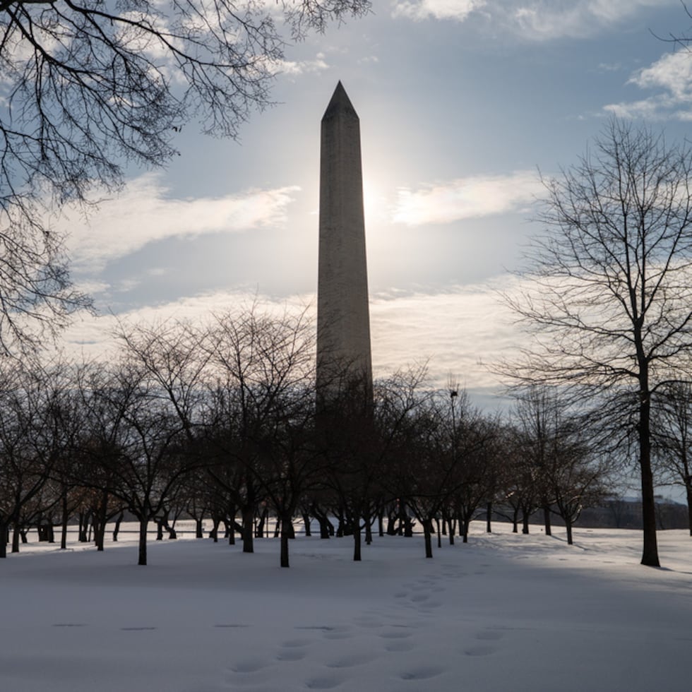 La cancelación de vuelos, debido a la tormenta de nieve del domingo, continuaban el lunes.