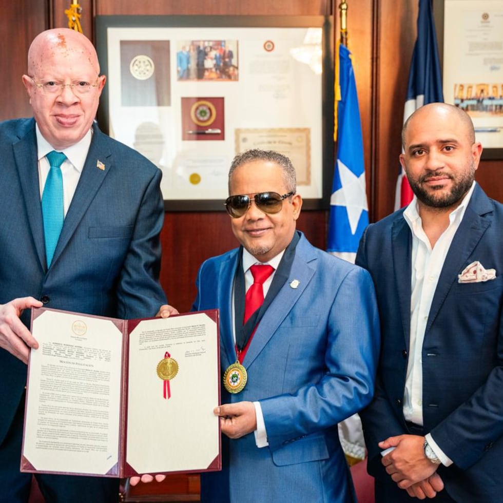 Gregorio Matías, Héctor Acosta "El Torito" y Vitico Roque (productor del concierto).