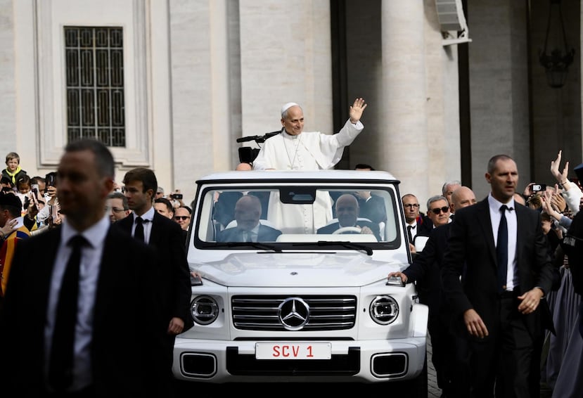 El papa León XIV se marcha tras dirigir su audiencia general semanal en la Ciudad del Vaticano.