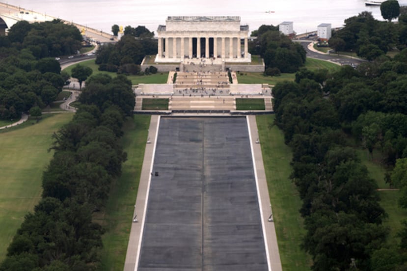 El estanque reflectante del Monumento a Lincoln, visto desde el Monumento a Washington, el viernes 31 de julio de 2026, en Washington. (Foto AP/Mark Schiefelbein)
