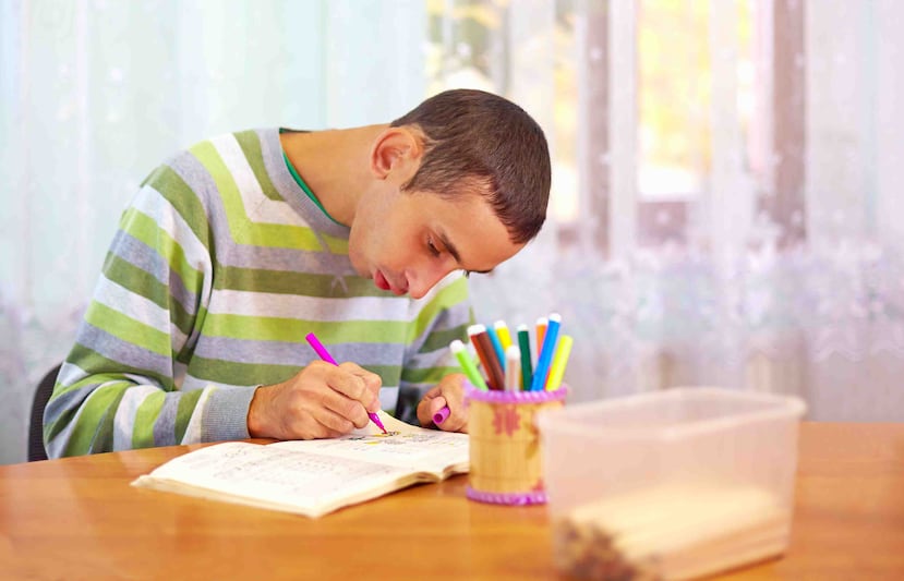 Las personas con discapacidad intelectual funcionan satisfactoriamente mediante una estructura, trata de seguir los horarios y trazar las actividades o las tareas del día. (Shutterstock)