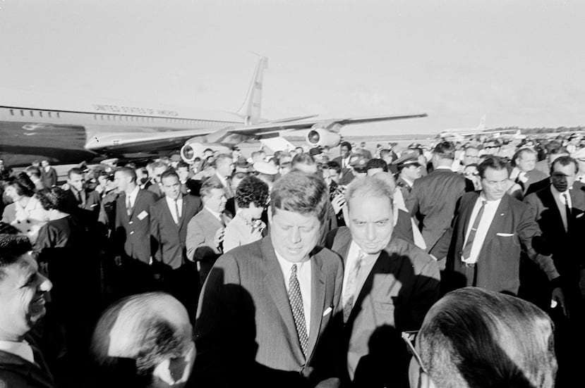 El gobernador de Puerto Rico, Luis Muñoz Marín, recibe al presidente de los Estados Unidos John F. Kennedy y a la primera dama Jacqueline Kennedy, el 15 de diciembre de 1961, durante una breve visita del mandatario, donde conoció sobre el proyecto de doña Fela.